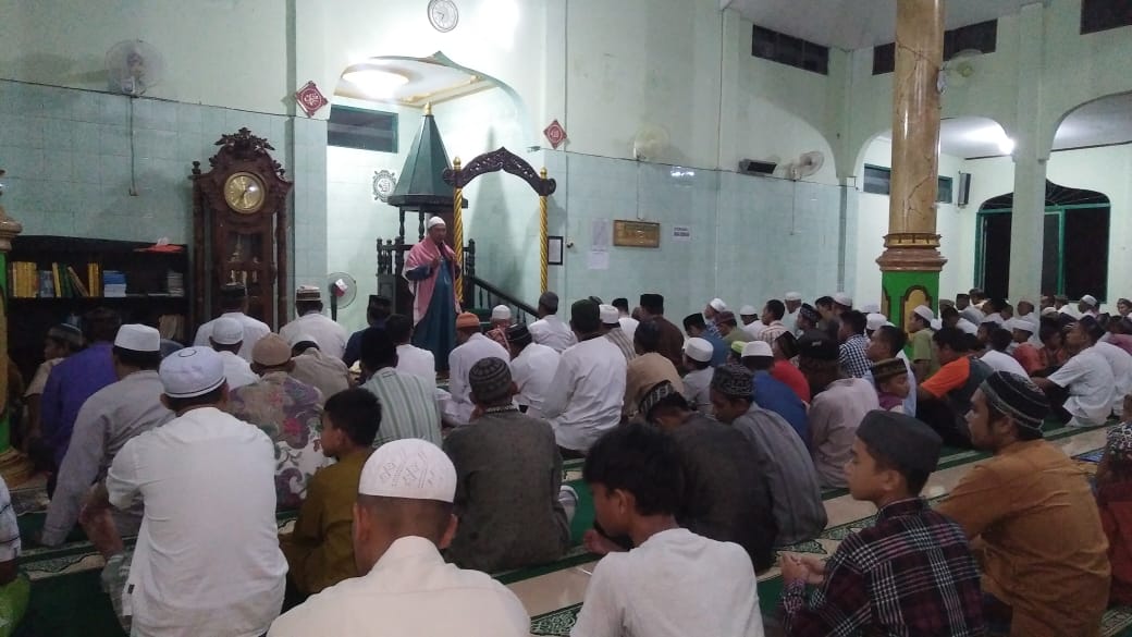 Warga Padati Masjid Gelar Sholat Tarawih