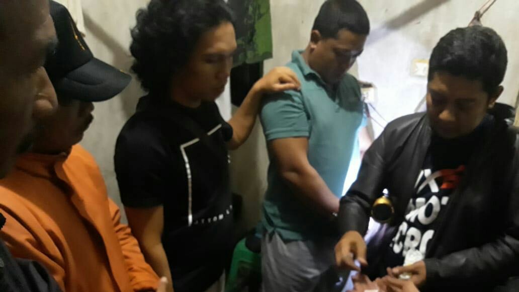 2 Karyawan dan 17 Paket Sabu Digelandang Ke Polres Kobar 2 Karyawan dan 17 Paket Sabu Digelandang Ke Polres Kobar