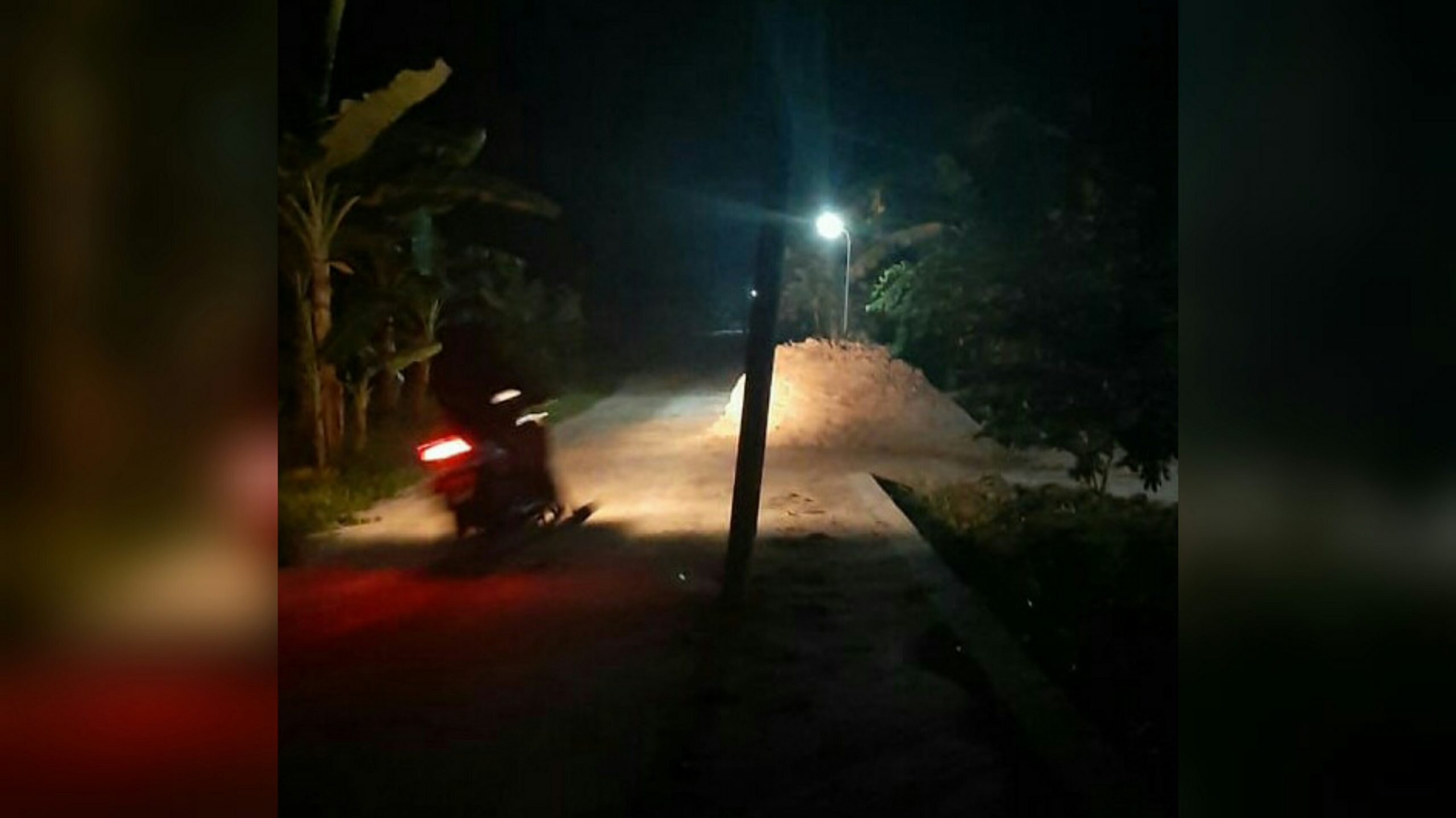 Dewan Komunikasikan Dengan Maneger PLN Terkait Aduan warga Tiang PLN Dibadan Jalan Dewan Komunikasikan Dengan Maneger PLN Terkait Aduan warga Tiang PLN Dibadan Jalan