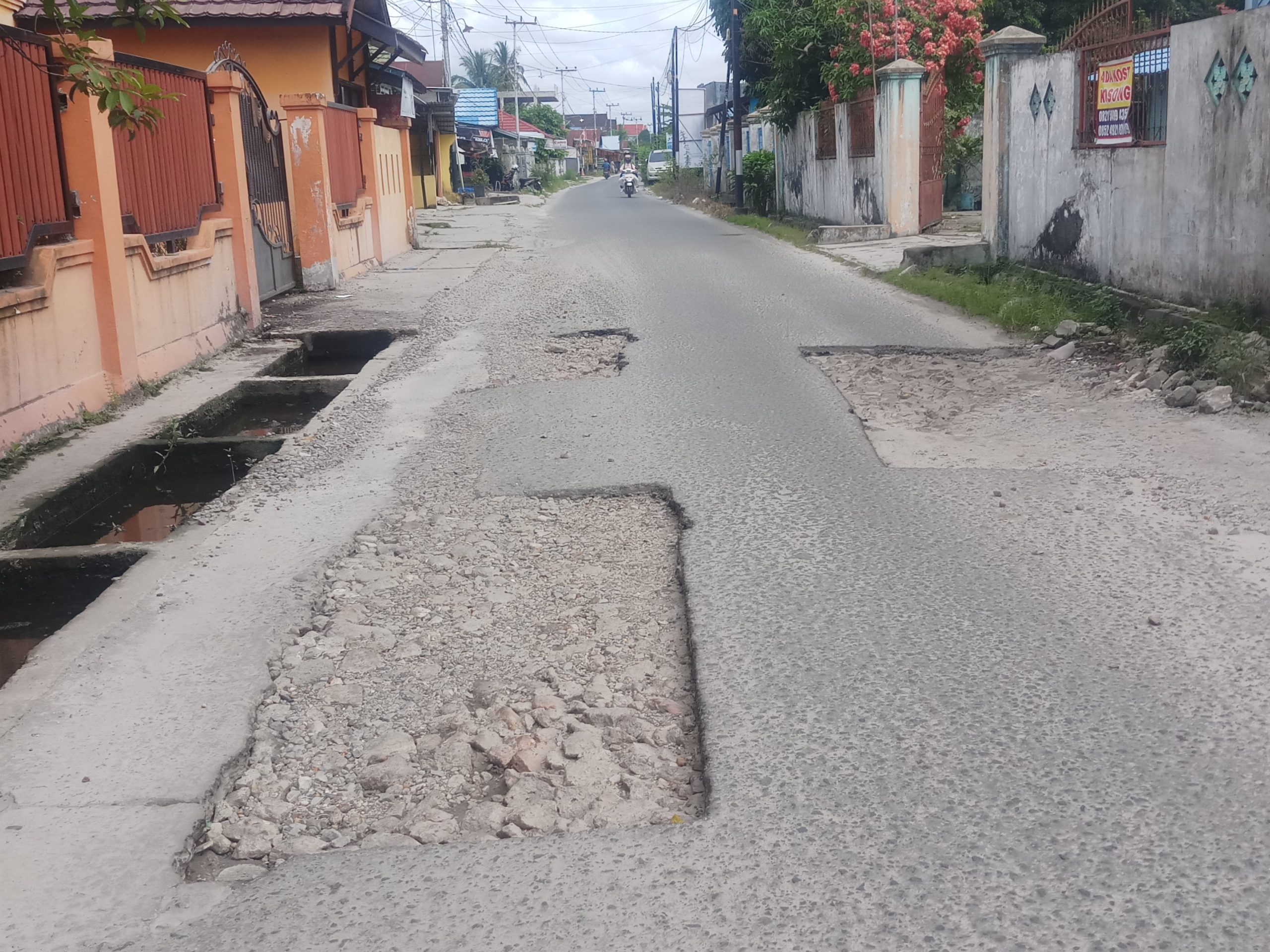 Rusak Parah, Jalan Lawu Dinilai Bahayakan Pengguna Jalan