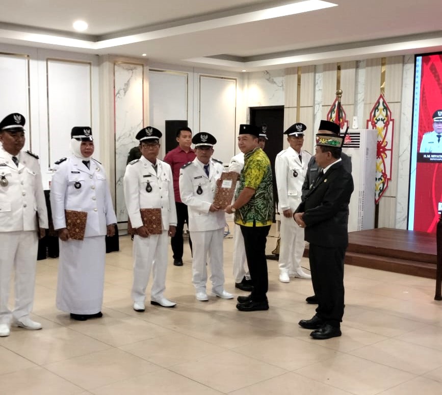 Lantik dan Kukuhkan Kepala Desa, Ini Pesan Bupati Kapuas HM Wiyatno