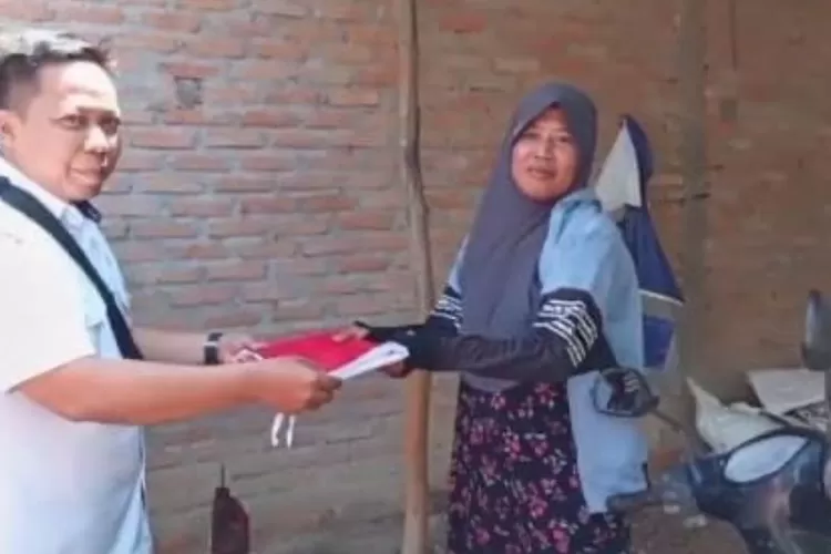 Kapolsek Kapuas Kuala-Tamban Catur Ajak Warga Pasang Bendera Merah Putih