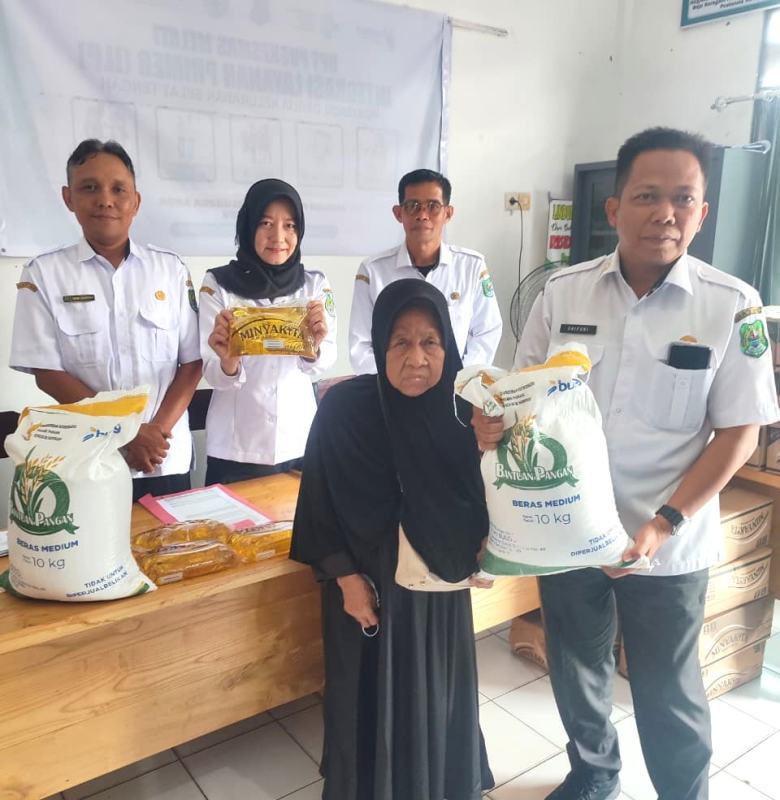 Kelurahan Selat Tengah Bagi Bantuan Pangan Kepada 145 Warga Kelurahan Selat Tengah Bagi Bantuan Pangan Kepada 145 Warga