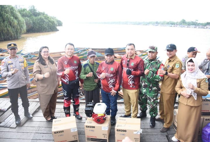 Bupati Kapuas dan Wakil Serahkan 69 Perahu Bermesin untuk Nelayan Kapuas Barat Bupati Kapuas dan Wakil Serahkan 69 Perahu Bermesin untuk Nelayan Kapuas Barat