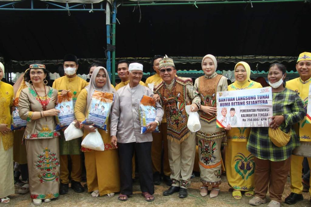 Gubernur Salurkan Bantuan untuk Warga Kobar Gubernur Salurkan Bantuan untuk Warga Kobar