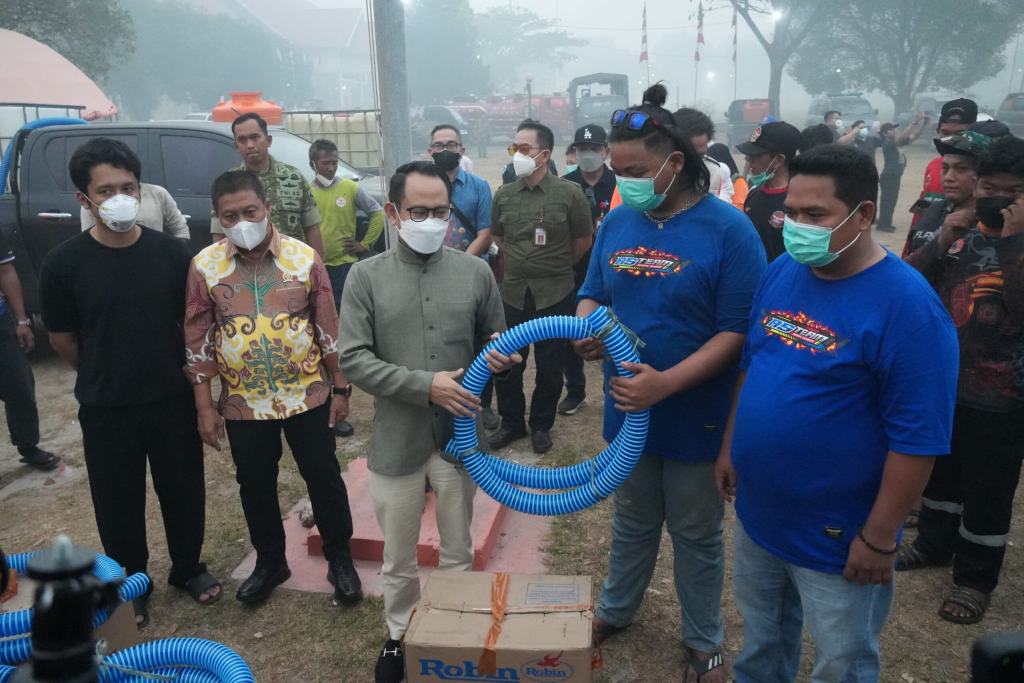 Wali Kota Palangka Raya Serahkan 10 Mesin Pompa untuk Redkar